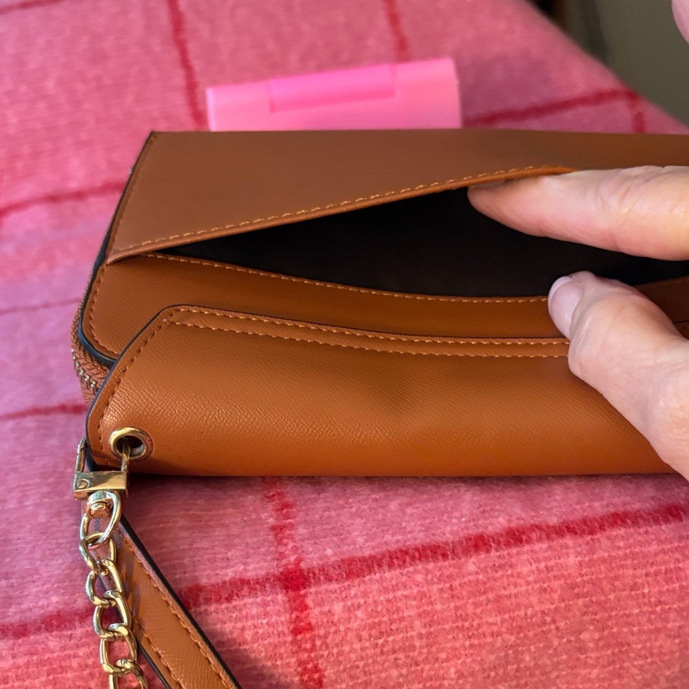 Elegant Tan Leather Shoulder Bag - Picture 6 of 10